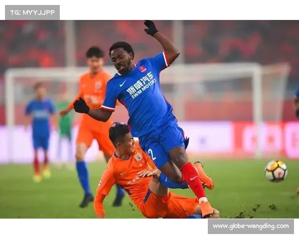 深圳新鹏城防守体系脆弱 面对高压逼抢完全失控崩盘